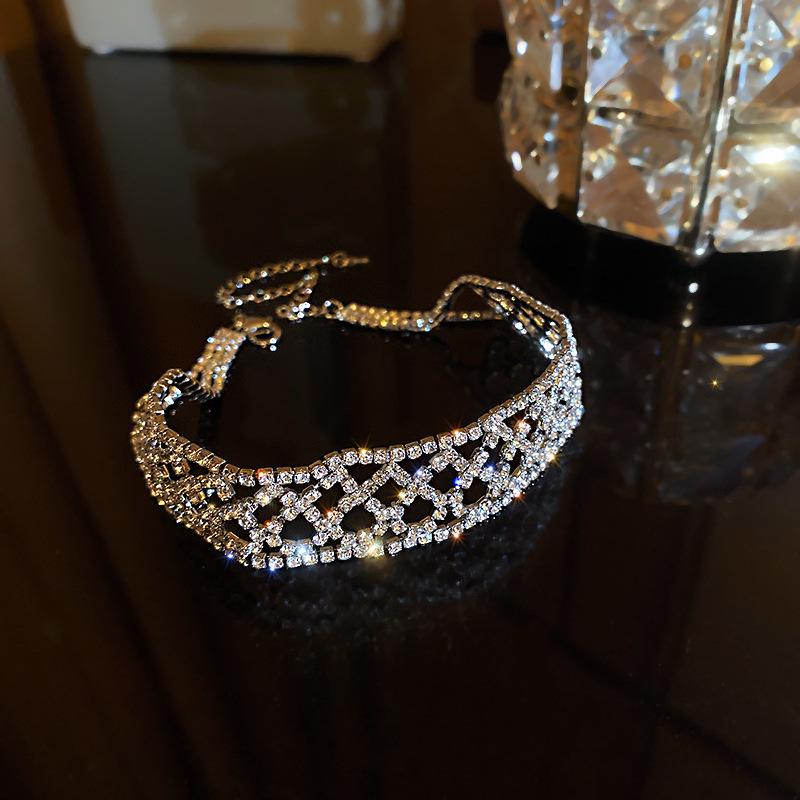 European & American Rhinestone Choker Necklace - Sleek, Short, Sexy Design