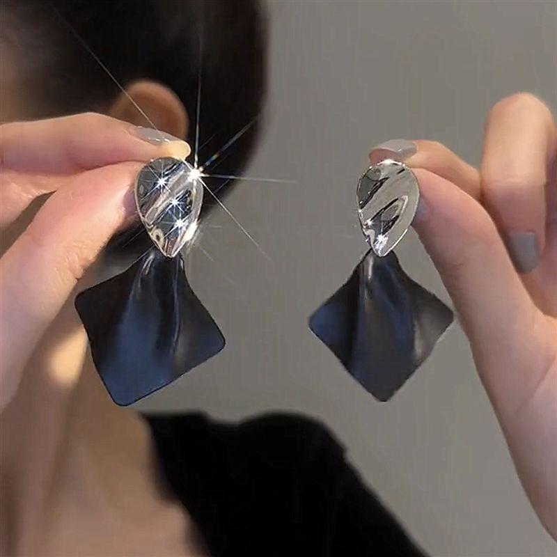 Long Black and White Personalized Earrings High-Grade Sense Light Luxury and Simplicity Frosty Style Earrings Tide