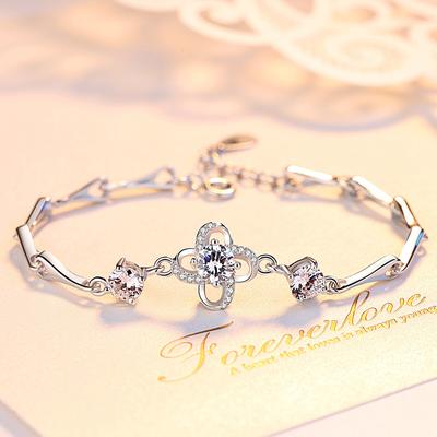 S999 Sterling Zilver Eenvoudige en Modieuze Klavertje Vier Diamanten Armband Dame Zoete Sieraden Verjaardagscadeau