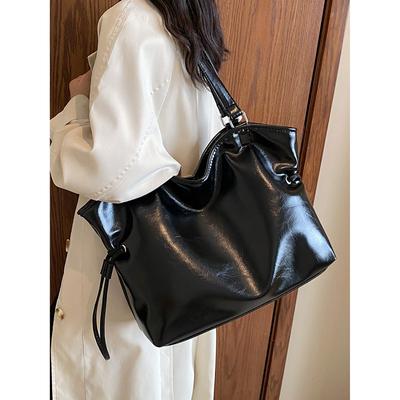 Schwarze Tasche mit hellem Gesicht und großer Kapazität für Damen, Herbst und Winter, neue Umhängetaschen, lässig, einfache Textur, Pendler-Tragetasche