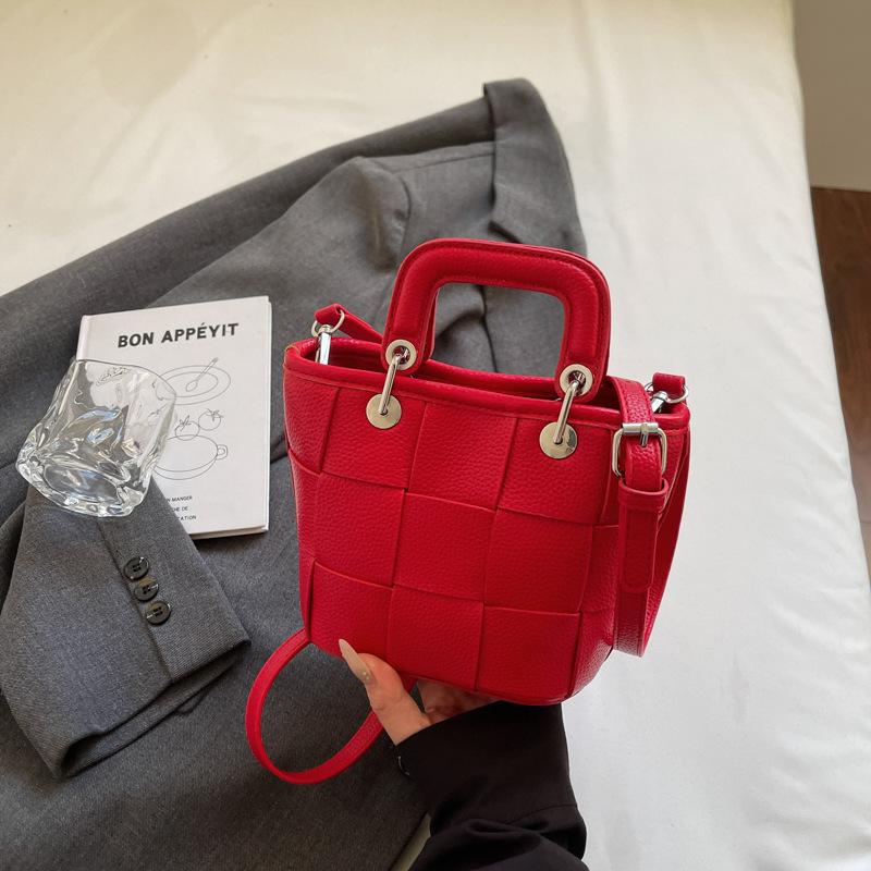 

Vegetable basket women s bag new trendy fashion hand-woven soft leather portable small bucket bag women s messenger bag trendy бордовий