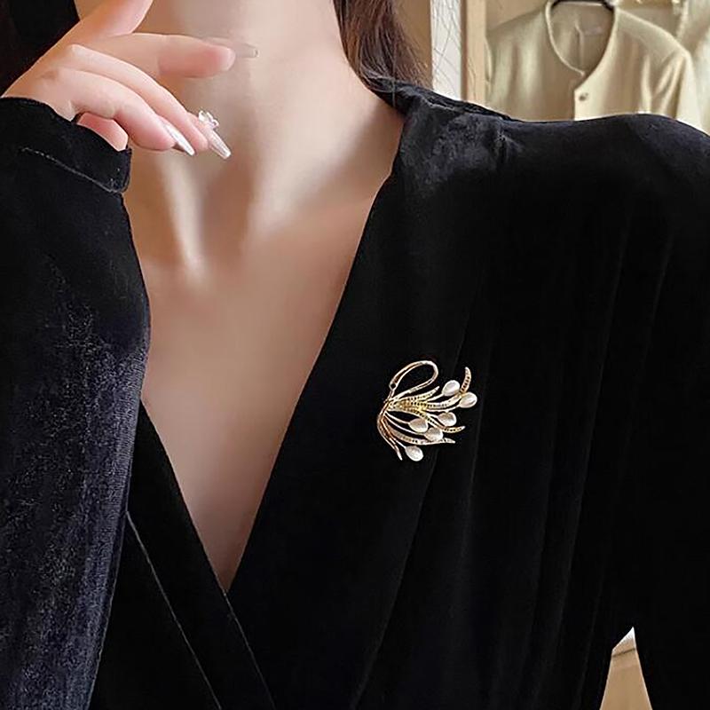 Luxury Opal Swan Brooch High-grade Women's Corsage Pin Design Sense Of Niche Clothing Accessories To Prevent Exposure