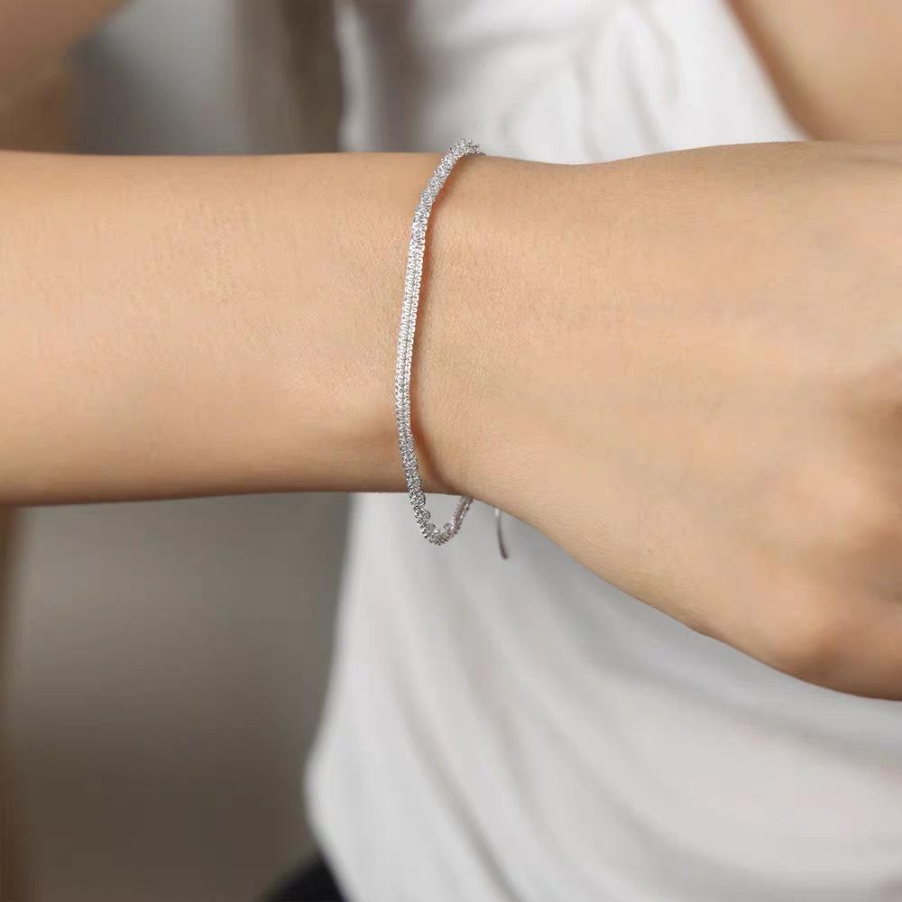 Collier Poussière d'Étoiles en Acier Titane Plaqué Or 18K - Design de Mode Haut de Gamme