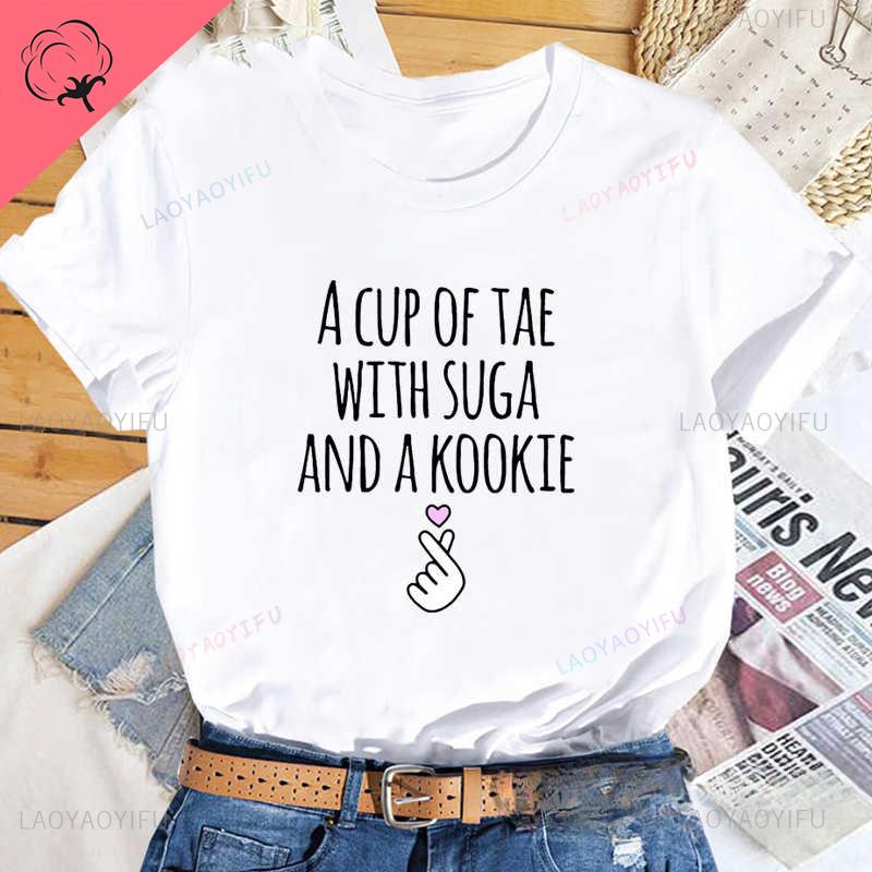 En kopp te med Suga och en KHarajuku-skjorta Tryckt T-shirt Dam Koreansk Casual Kdrama Idol Mode Högkvalitativ Bomulls-T-shirt Topp