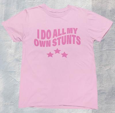Koszulka 'Sam wykonuję wszystkie swoje kaskaderskie wyczyny'; Estetyczny Retro T-shirt Unisex z Grafiką z lat 2000. Y2K