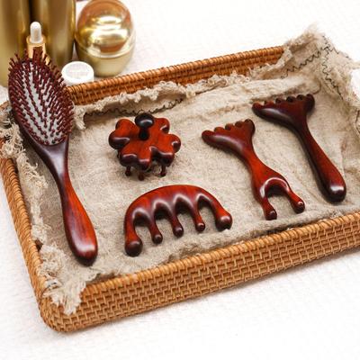 Multifunctionele massagekam van palissanderhout met brede tanden voor hoofd-, nek- en gua sha-therapie.