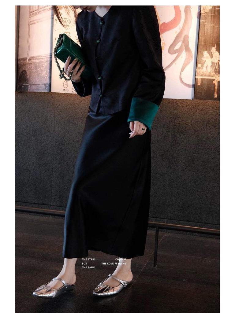 Elegant Vinegar Satin Skirt: Glossy Texture with Side Slit