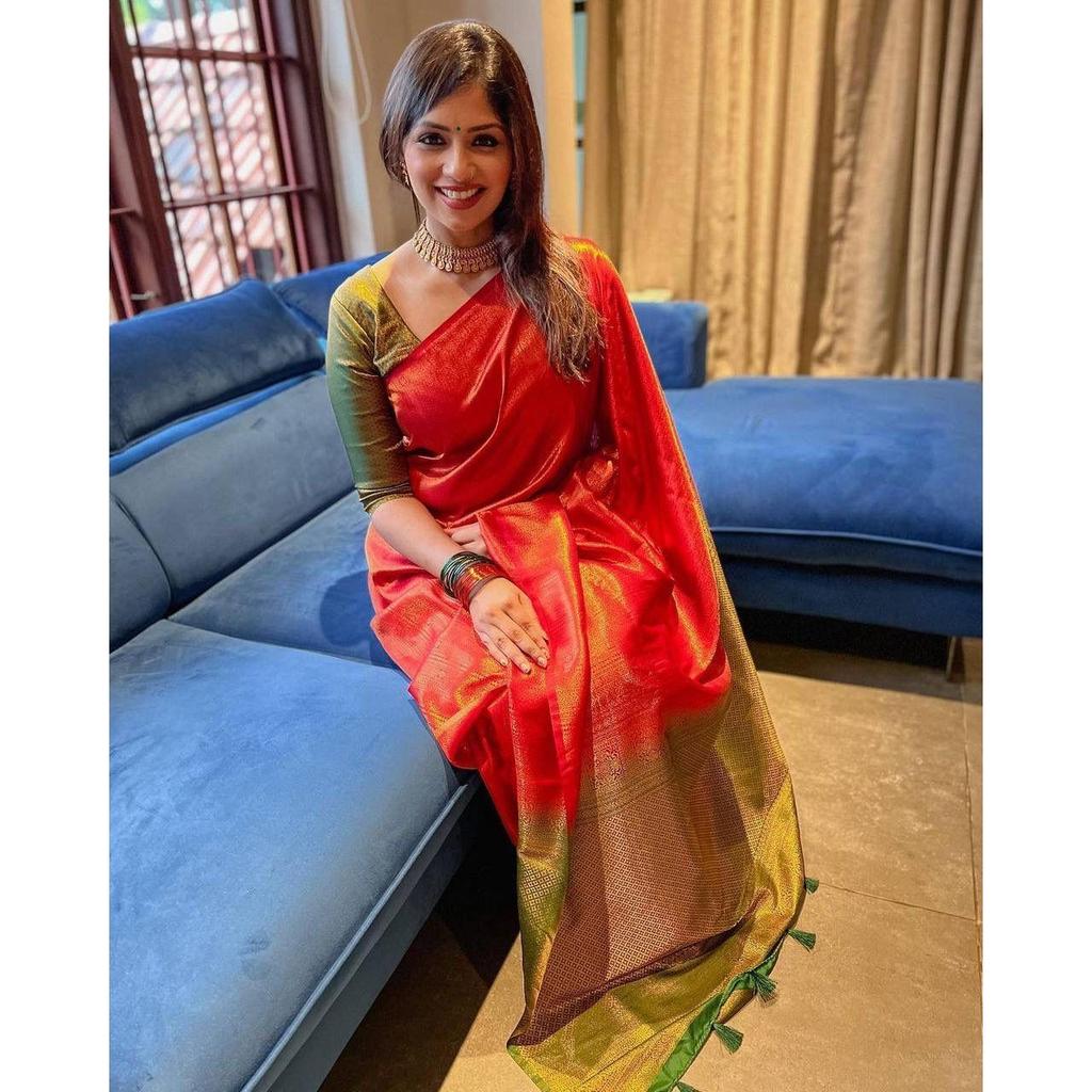 The ALMAARI store is adorned with beautiful Zari work in form of traditional motifs. This beautiful saree