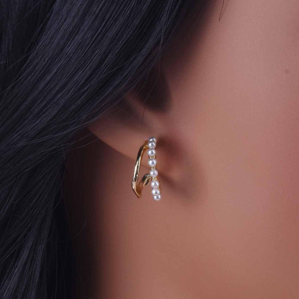 Korean-Inspired Women's Pearl Circle Earrings - Simple, Fashionable, and Versatile Design