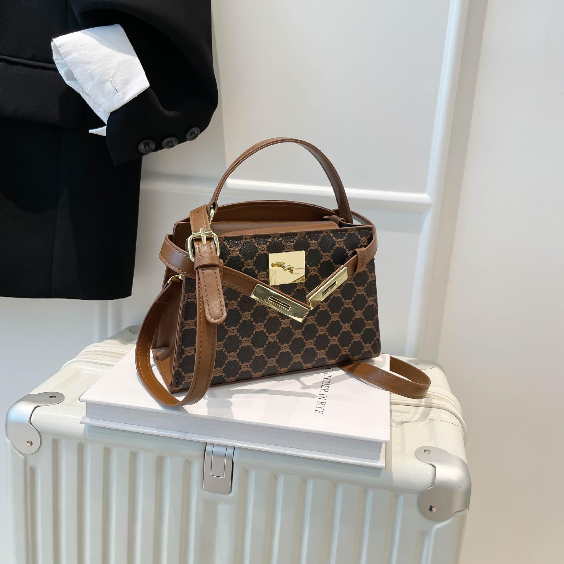 

Premium sense portable small square bag women s bag 2025 autumn new light luxury plaid shoulder bag commuter messenger bag темно-коричневого кольору