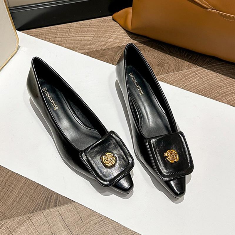 

Новые женские туфли на низком каблуке 2,5 см, повседневные дизайнерские туфли-лодочки, женские туфли с металлическим цветочным украшением и острым носком, удобные туфли на танкетке для женщин 43 чёрный