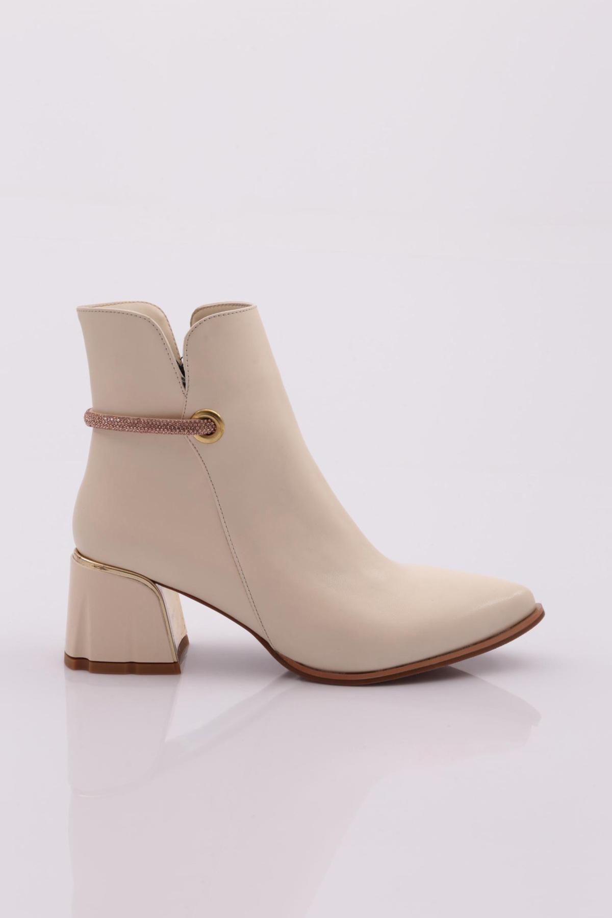 

Женские модные ботинки на каблуке 36