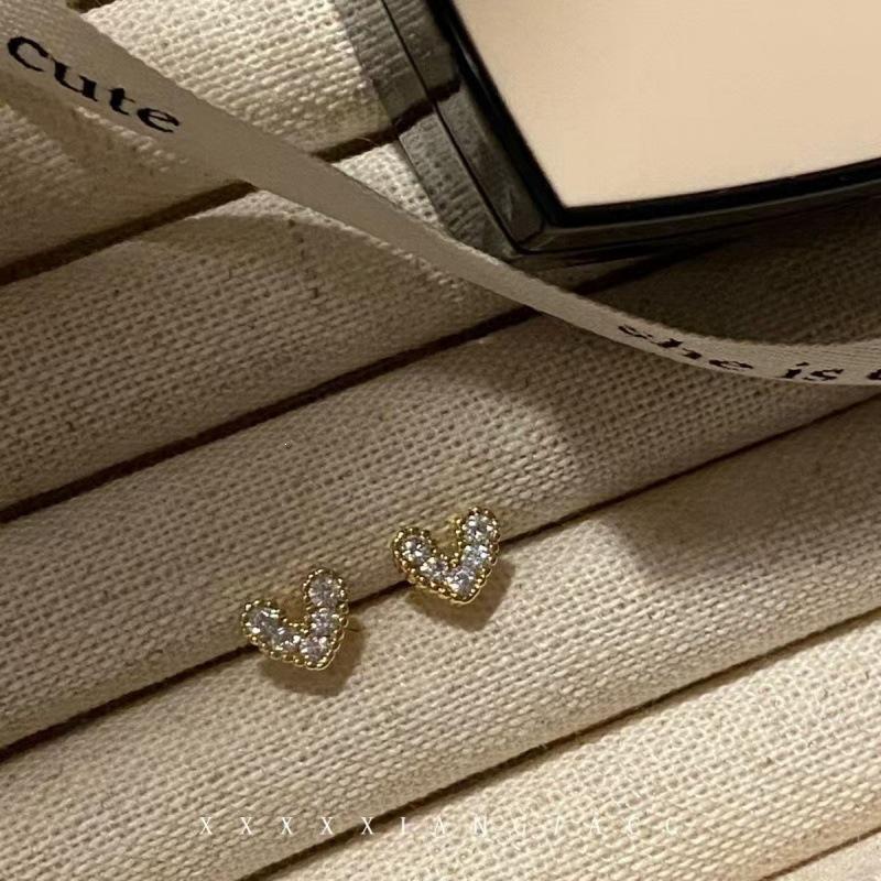 Light luxury full of diamonds, exquisite mini small love stud earrings, niche design, no need to pick earrings and ear jewelry when sleeping