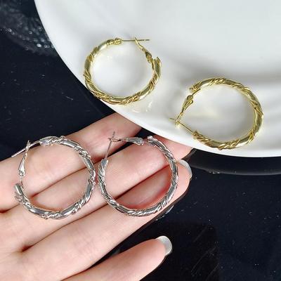 Moderní minimalistické kruhové náušnice s twisty pro ženy: Všestranný styl s elegantním a jedinečným šarmem.