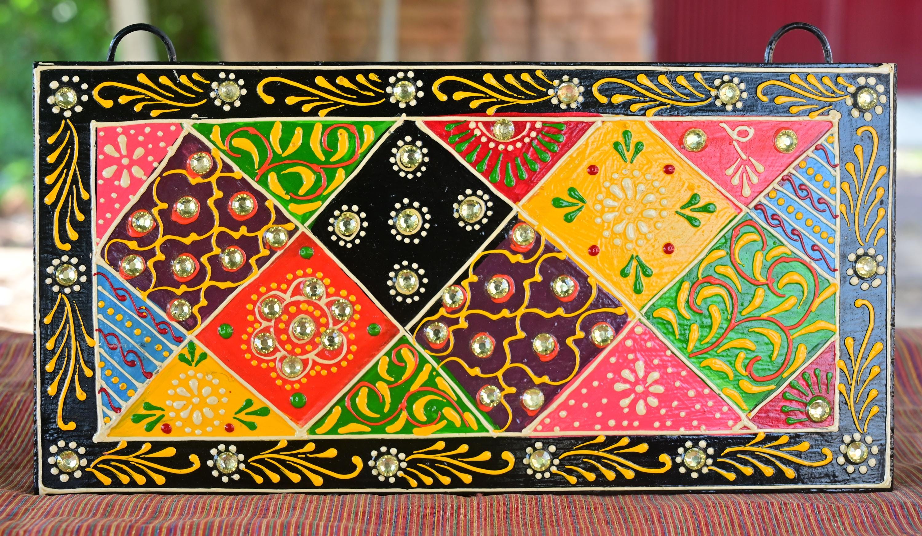 

Индийское народное искусство Зеркальная работа Деревянная настенная панель: Яркий этнический декор для дома ручной росписи 18” X 9” X 24” (l x w x h) разноцветный