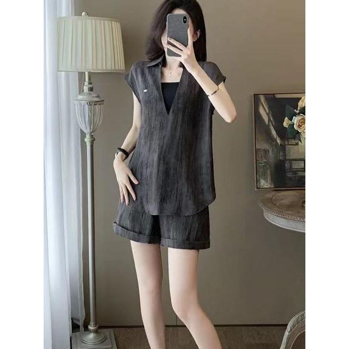 Retro Chic Summer Suit: Slimming V-Neck Top & High-Waisted Shorts Set