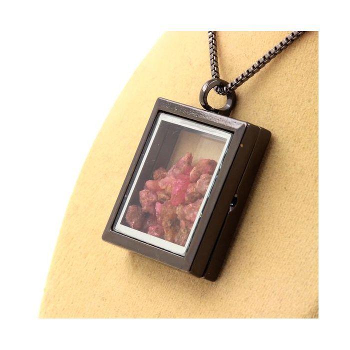 Pierres et Minéraux. Collier Spinelle brut. Modèle carré. Couleur Noir.