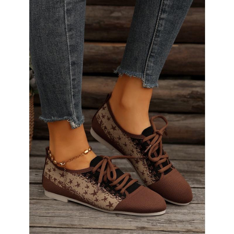 A Large-sized, Breathable, Two-tone, Front-lacing, Lightweight Sports Shoe for Women