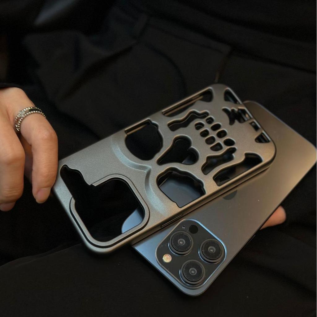 Cubierta Protectora para Cabeza de Calavera Electrochapada Gris Escarchado y Blanco para iPhone 16 Pro Max