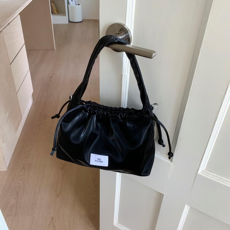 

2025 new large-capacity tote bag for commuting to work, versatile, simple and fashionable dopamine crossbody portable shoulder bag чёрный