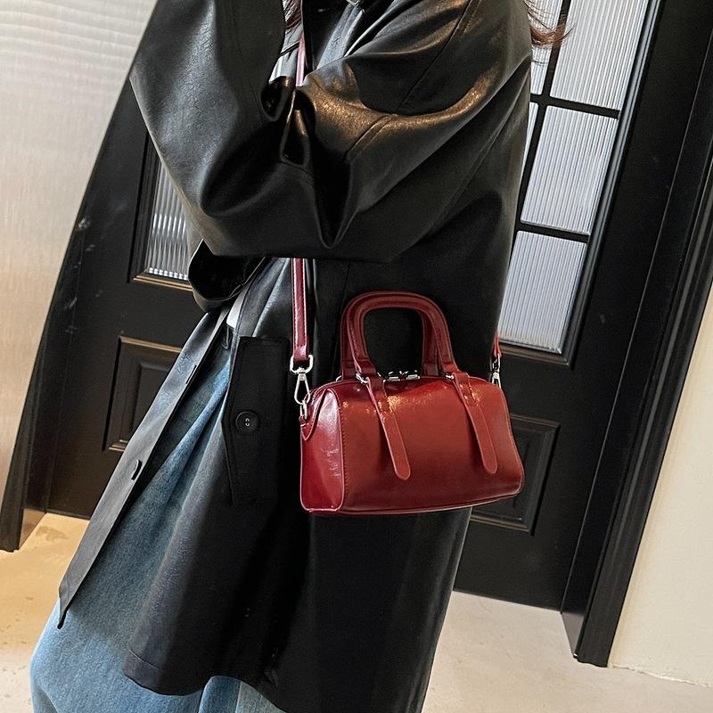 Portable Oil Wax Leather Pillow Bag Women'S Spring Fashion Versatile Shoulder Bag High-End Messenger Bag