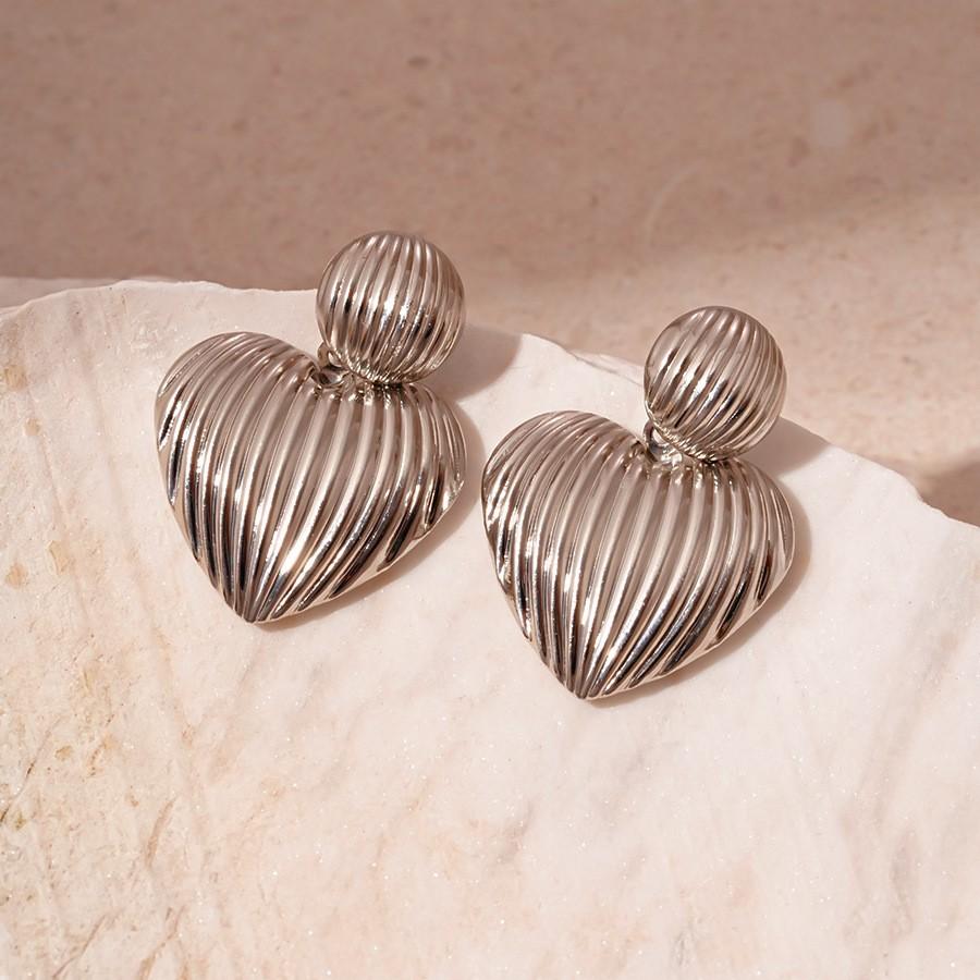 Round love pattern stud earrings, simple trend cold wind earrings, European and American high-end earrings