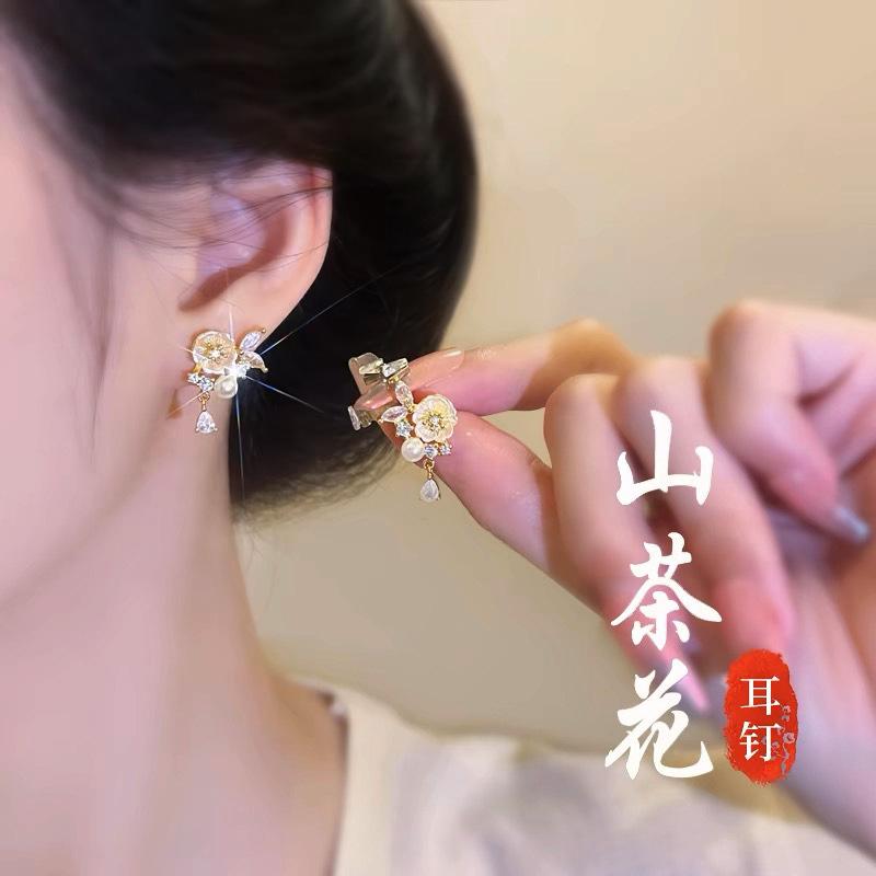 Ear clips without ear holes~ Camellia pearl stud earrings high-end sense niche gentle and sweet earrings women's mosquito coil disc earrings