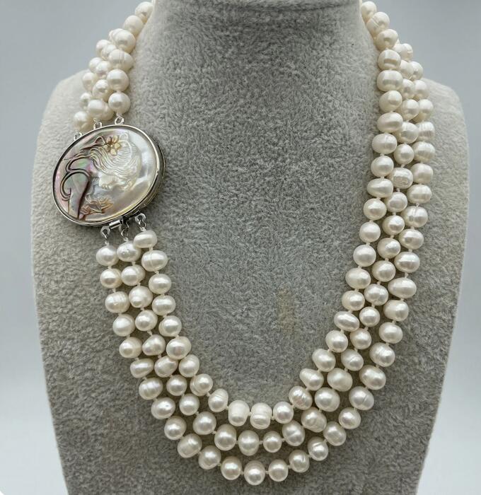 

Настоящее 3-рядное ожерелье с пресноводным жемчугом 7-8 мм с камео-застежкой