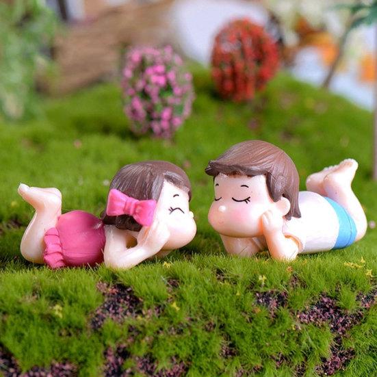 2 stk Cute Lovers Boy Girl liggende foran Miniatyrhage Bonsai dukkehus dekor