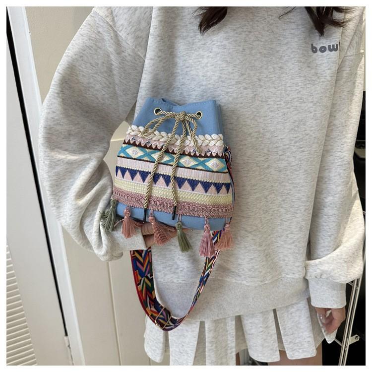 2025 new ins bucket bag, foreign gas fringed single shoulder oblique span bag, beach wind woven straw bag