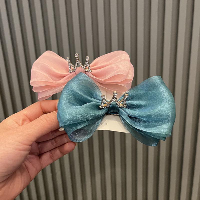 

Children s Bowknot Hair Clip with Pearlescent Yarn and Princess Crown Design.