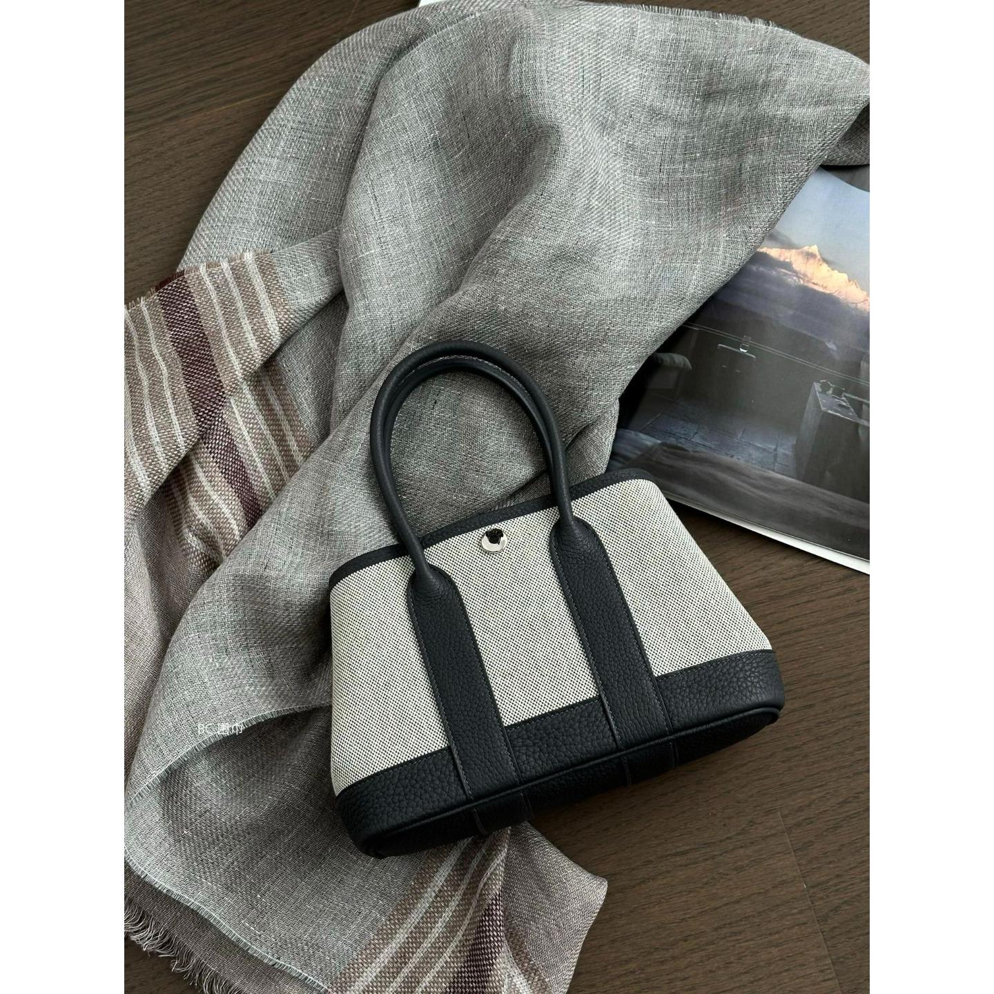 

2025 New canvas garden bag panda color first layer cowhide portable shoulder bucket tote versatile fashion women s bag 23*16*10cm