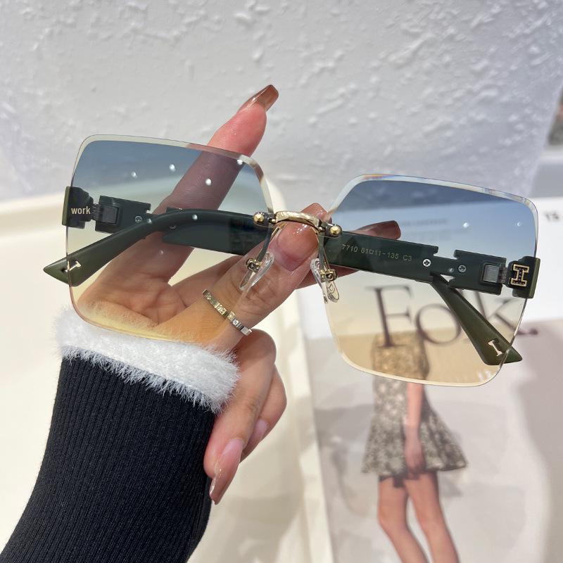 

Модные женские безободковые солнцезащитные очки Douyin 2024: Легкая роскошь, стильная защита от солнца зелёный