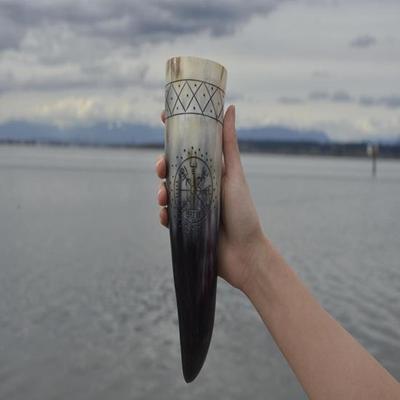Corne à Boire Viking Gravée à la Main Choisissez Boussole Viking ou Motif Dragon Corne de Bœuf Norse avec Support Optionnel Cadeau