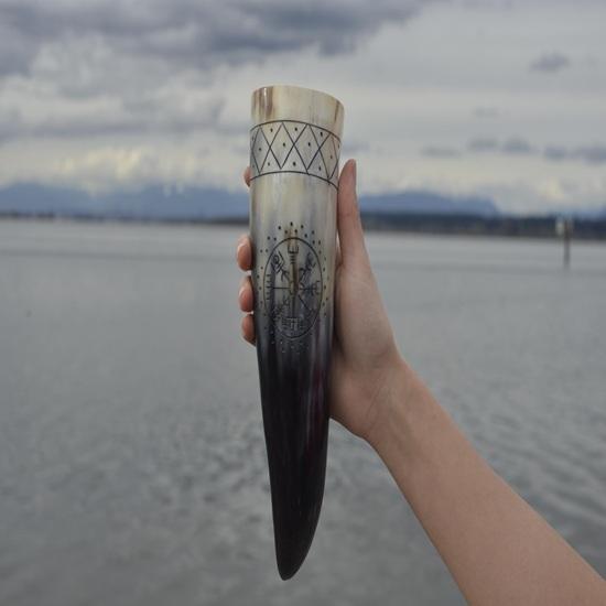 

Рог для питья викингов с ручной гравировкой Выберите дизайн «Компас викингов» или «Дракон» Рог из скандинавского бычьего рога с дополнительной подставкой Подарок