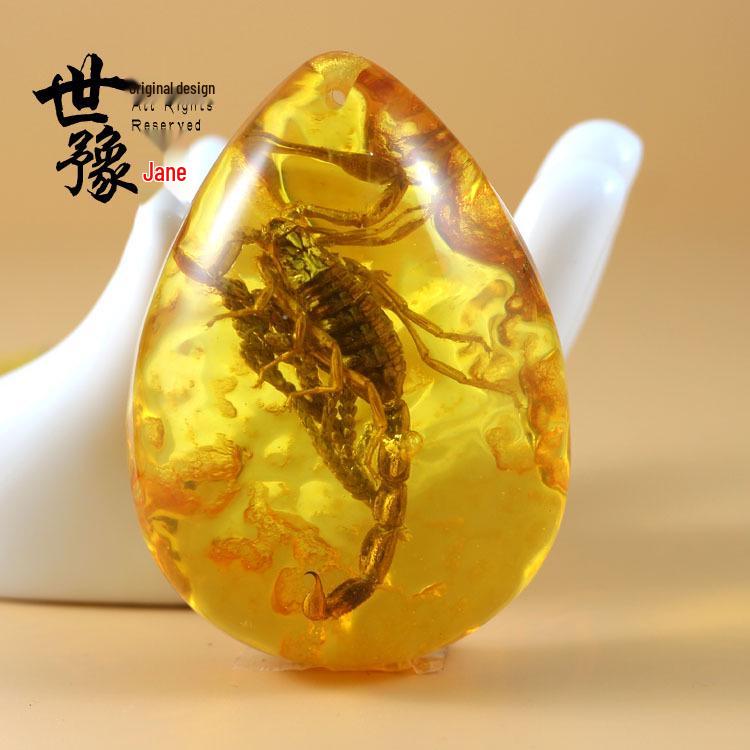 Collar de Mariposa Ámbar con Colgante de Escorpión - Creativo Amuleto de Gota de Lágrima Cadena para Suéter Accesorio