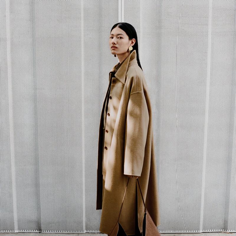 

ПАЛЬТО ПРЯМОГО КРОЯ ИЗ ЯГНЯЧЬЕЙ ШЕРСТИ LESS Осень 2023 S