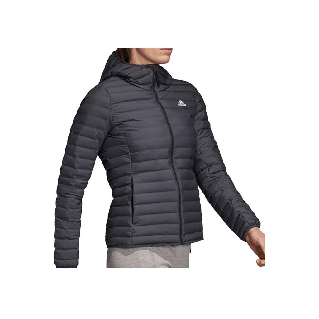 adidas Tkaná zimní outdoorová péřová bunda s dlouhým rukávem a potiskem loga s písmeny Unisex svrchní oděv Černá CY8735