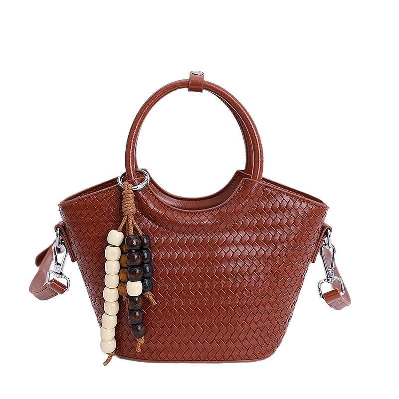 Large-capacity commuter woven bag women's 2025 retro new high-value vegetable basket bag fashionable shoulder messenger bag