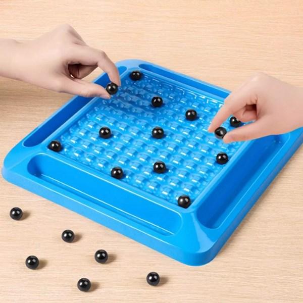 Bojová magnetická šachová sada obsahuje 20 magnetických kuliček + Penaltovou ruletu + Šachovnici + Úložný sáček, R79146L, 1 sada, Modrá