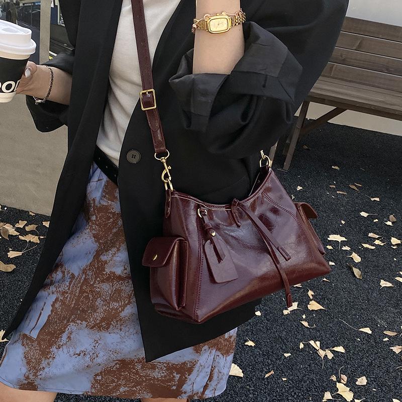 

Large capacity bag women s 2025 new retro niche commuter tote bag high-end versatile shoulder messenger bag