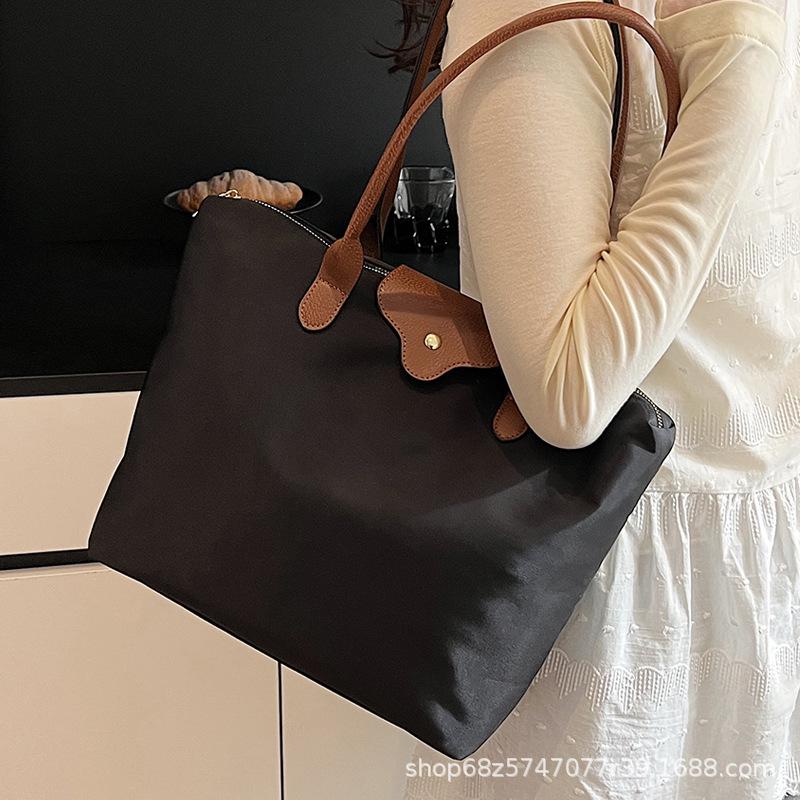 Casual hand-held large-capacity bag women's 2025 spring/summer new simple lightweight shoulder bag for commuting to work