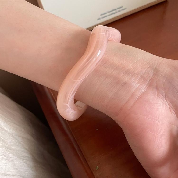 Artistic Gradient Resin Geometric Bangle Elegant Cuff Bracelet Lightweight Stylish Jewelry Unisex Fashion Accessory