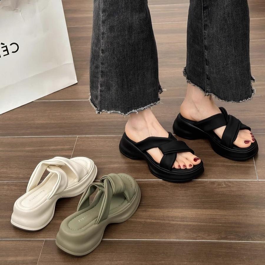 Thick-soled cool slippers women's summer outer wear fashion 2025 new high-end niche beach sandals casual one-word slippers