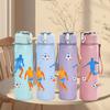 1 Stück Fußballspieler-Gruppen-Silhouette 750ml Farbe Kunststoff Sport-Wasserflasche Auslaufsicher Klappdeckel mit Strohhalm Geeignet für Sport, Büro, Heimgebrauch