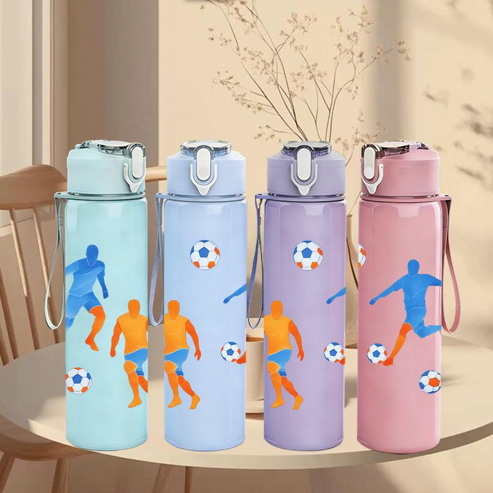 1 Stück Fußballspieler-Gruppen-Silhouette 750ml Farbe Kunststoff Sport-Wasserflasche Auslaufsicher Klappdeckel mit Strohhalm Geeignet für Sport, Büro, Heimgebrauch