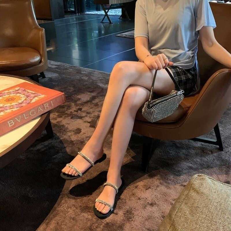 Slippers Women's 2025 New Flat-bottomed Open-toed Temperament Summer Wear Fashion Rhinestone Sandals Women's Shoes Trend