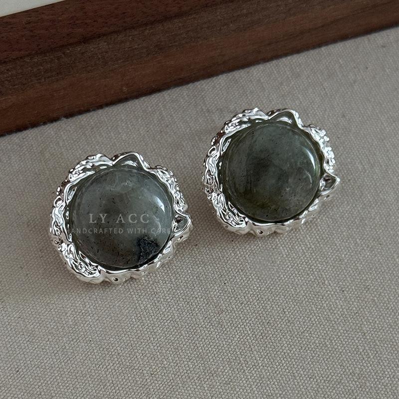 Retro Natural Mother Shell Geometric Stud Earrings Fashionable Niche High-end Cold Gentle Earrings Personalized Light Luxury Versatile Earrings
