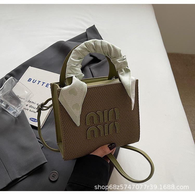 

Hand-held fashionable trendy shoulder bag women s 2025 winter new simple small square bag high-end commuter crossbody women s bag трава зеленый