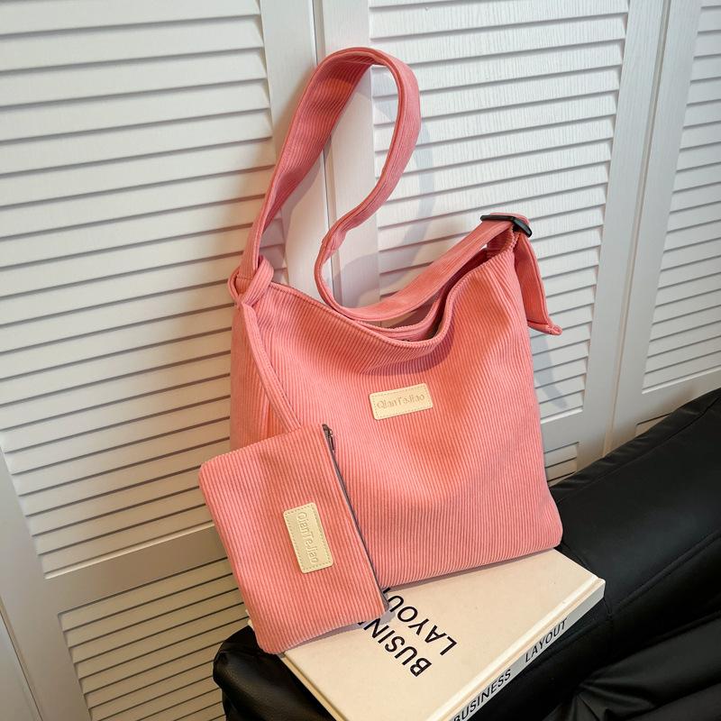 

Весенне-летняя новая корейская версия однотонная сумка большой вместимости 2025 новый зарубежный стиль повседневная на одно плечо простая однотонная бархатная сумка розовый